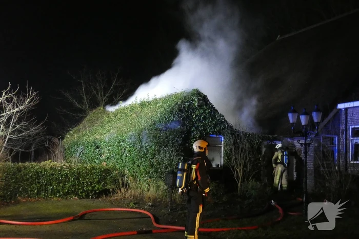 Brandweer blust brand op hooizolder