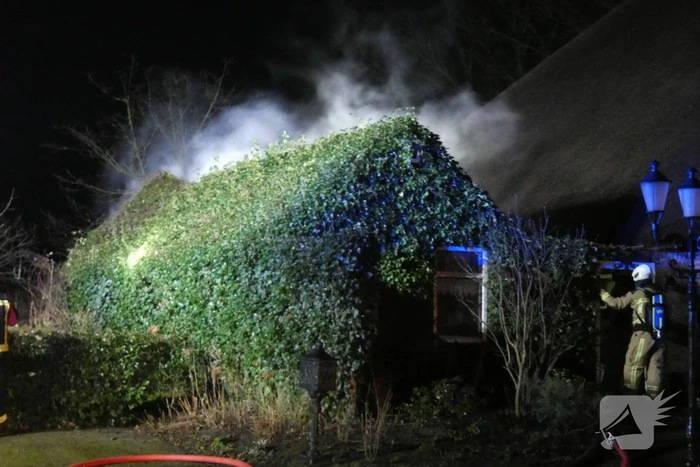 Brandweer blust brand op hooizolder