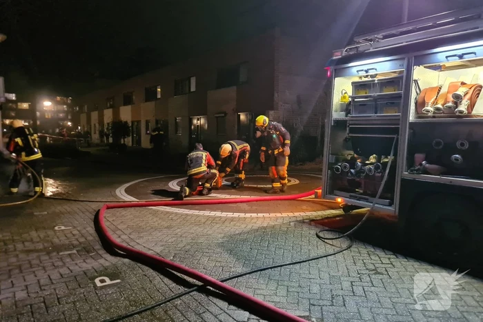Bestelbus volledig verwoest door brand