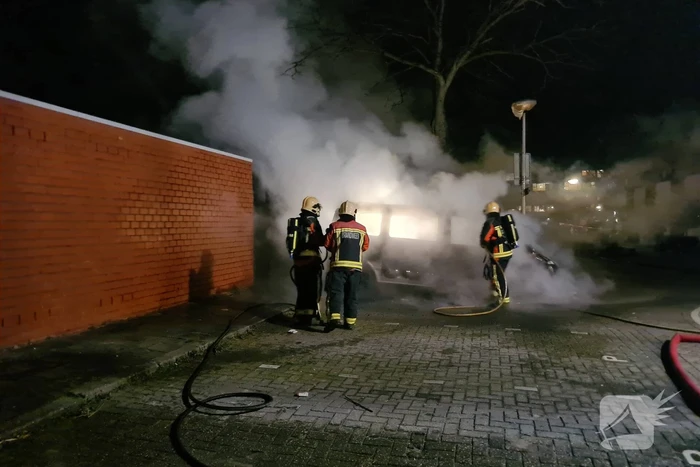 Bestelbus volledig verwoest door brand