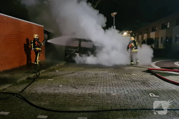 Bestelbus volledig verwoest door brand