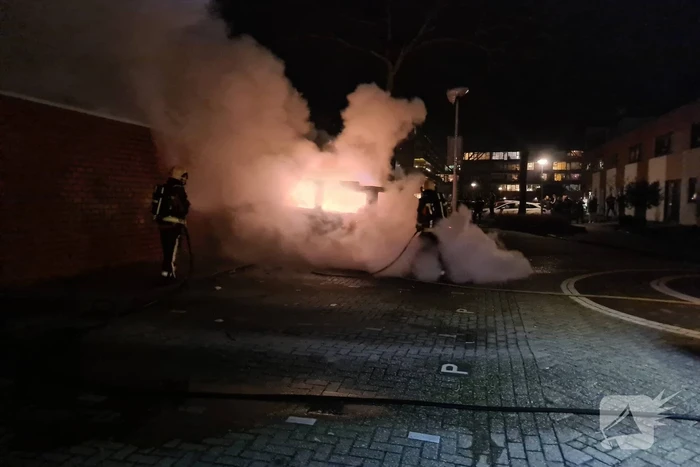 Bestelbus volledig verwoest door brand