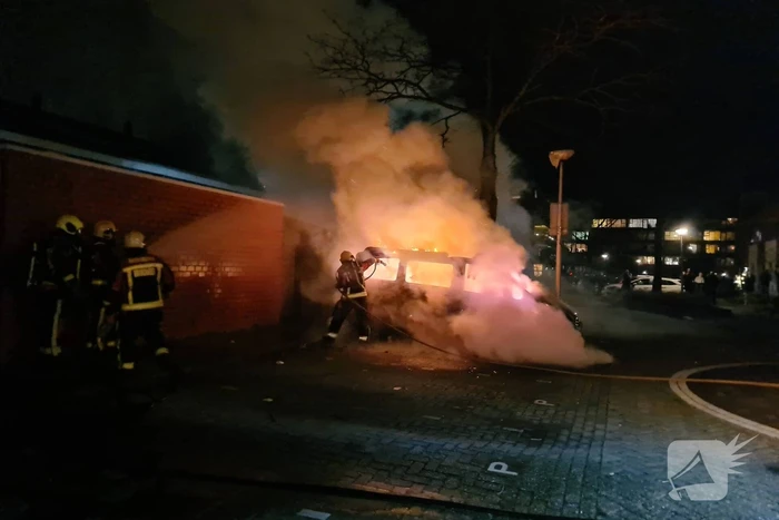 Bestelbus volledig verwoest door brand