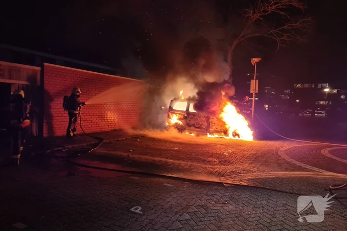 Bestelbus volledig verwoest door brand