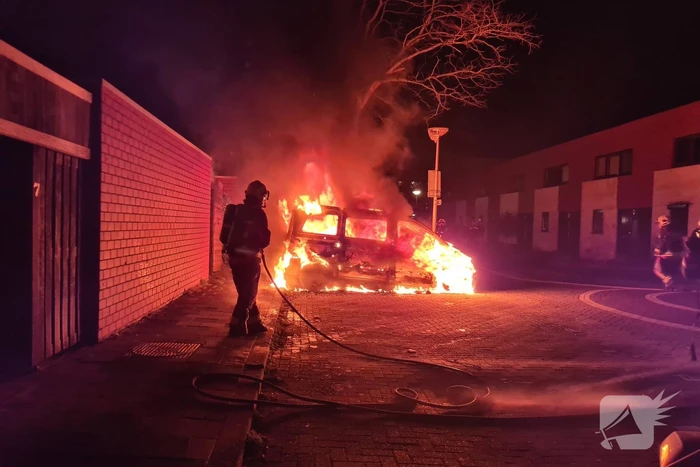 Bestelbus volledig verwoest door brand