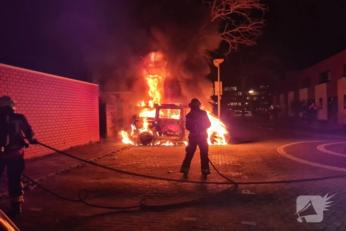 Bestelbus volledig verwoest door brand