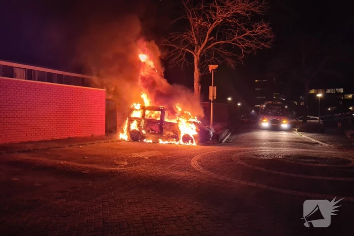 Bestelbus volledig verwoest door brand