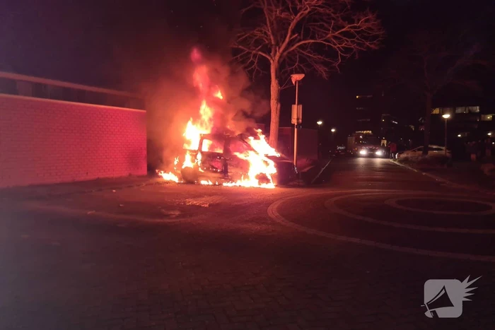 Bestelbus volledig verwoest door brand