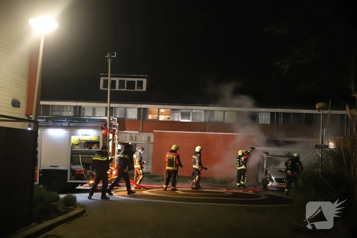 Bestelbus volledig verwoest door brand