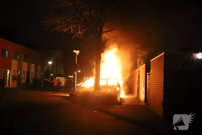 Bestelbus volledig verwoest door brand