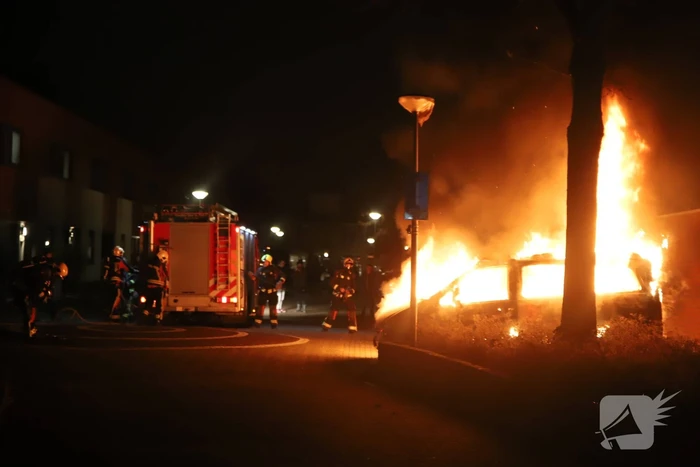 Bestelbus volledig verwoest door brand
