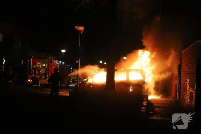 Bestelbus volledig verwoest door brand