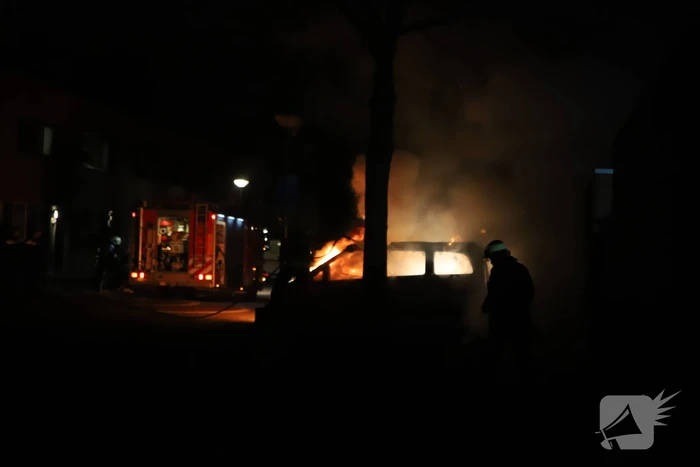 Bestelbus volledig verwoest door brand