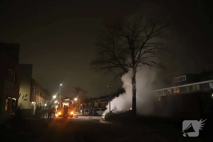 Bestelbus volledig verwoest door brand
