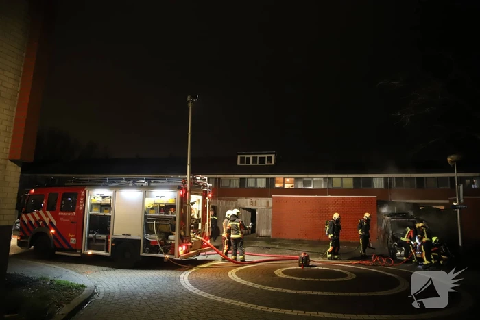 Bestelbus volledig verwoest door brand