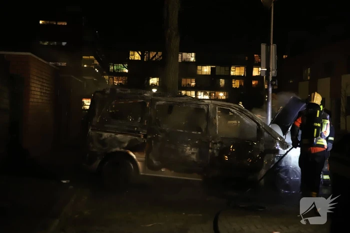Bestelbus volledig verwoest door brand