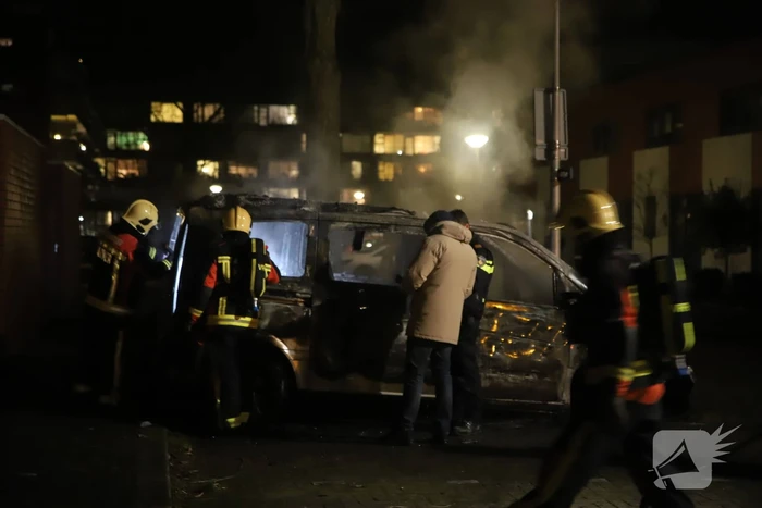 Bestelbus volledig verwoest door brand