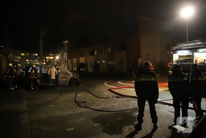Bestelbus volledig verwoest door brand