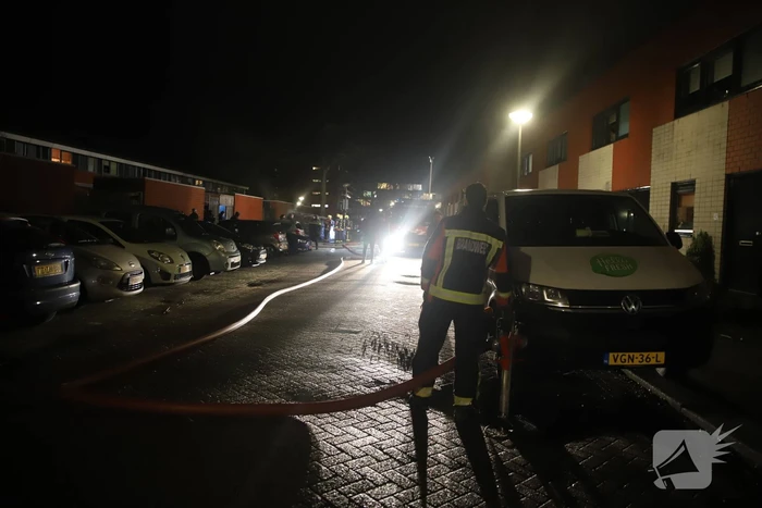 Bestelbus volledig verwoest door brand