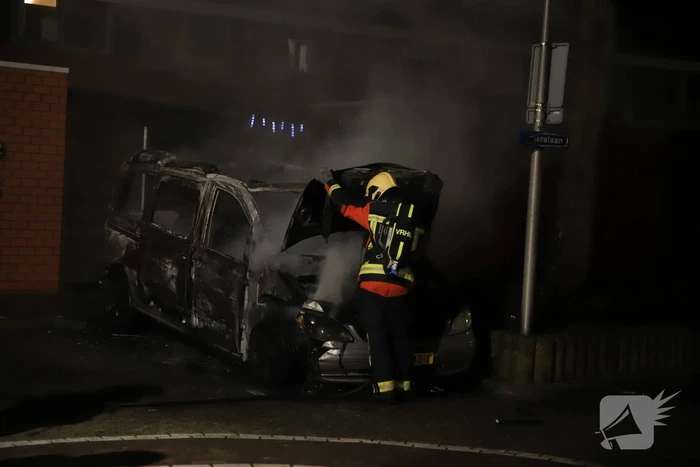 Bestelbus volledig verwoest door brand