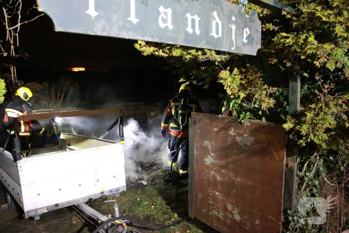 Veel rook bij brand in tuin