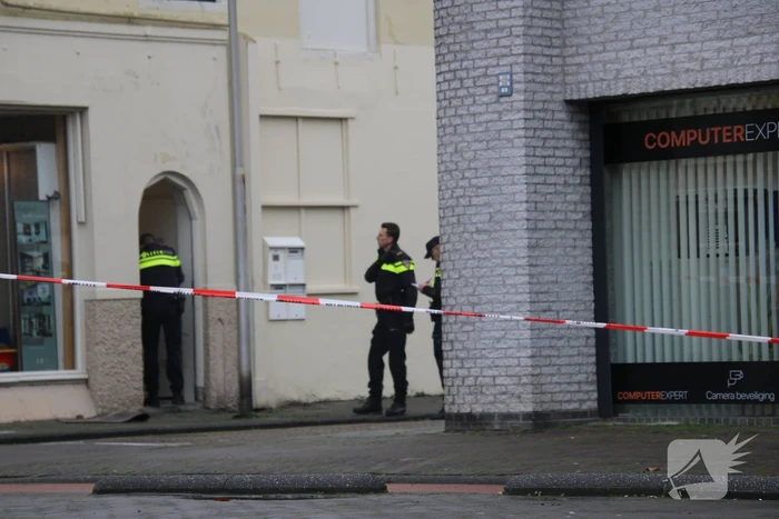 Straat afgezet en grote politie-inzet voor verward persoon