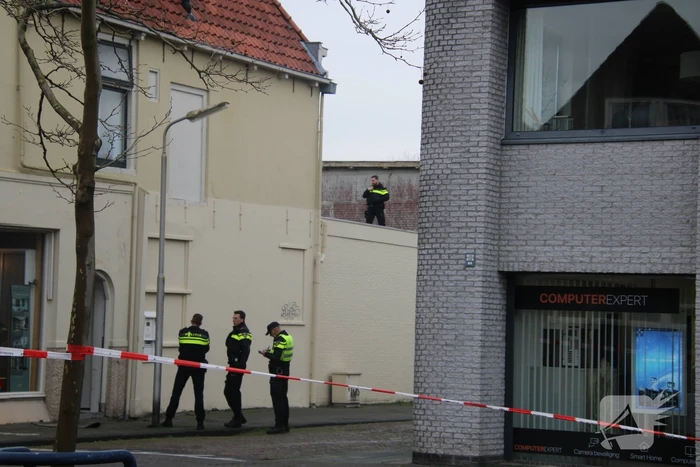 Straat afgezet en grote politie-inzet voor verward persoon