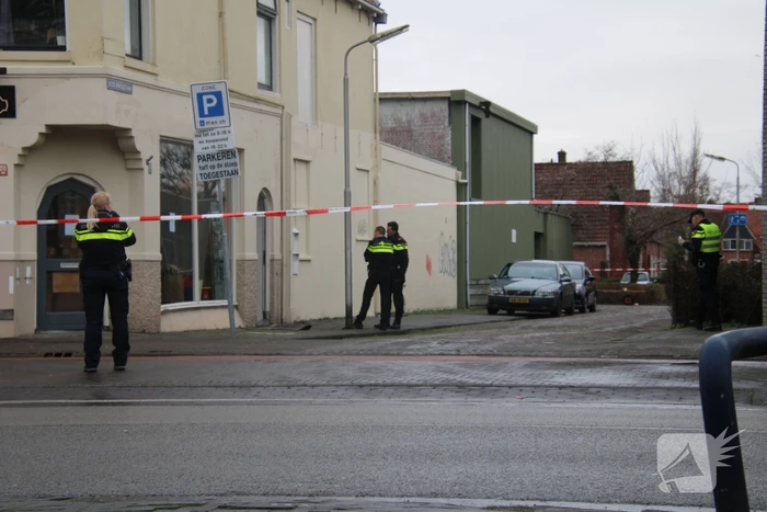 Straat afgezet en grote politie-inzet voor verward persoon