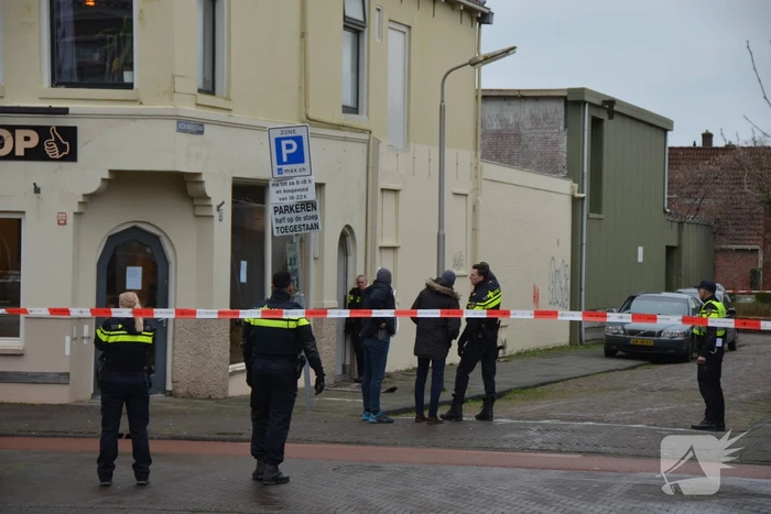 Straat afgezet en grote politie-inzet voor verward persoon
