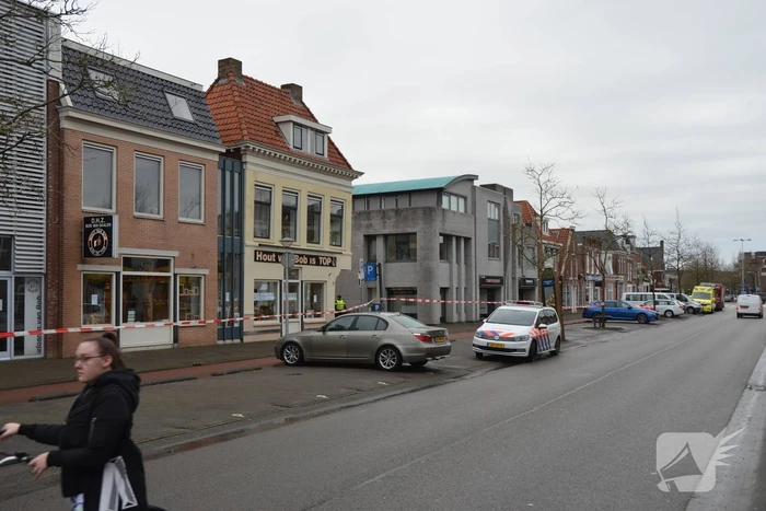 Straat afgezet en grote politie-inzet voor verward persoon