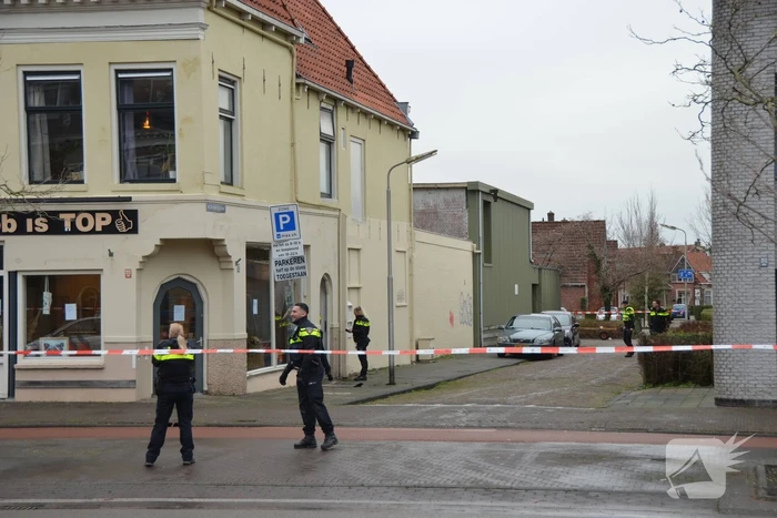 Straat afgezet en grote politie-inzet voor verward persoon