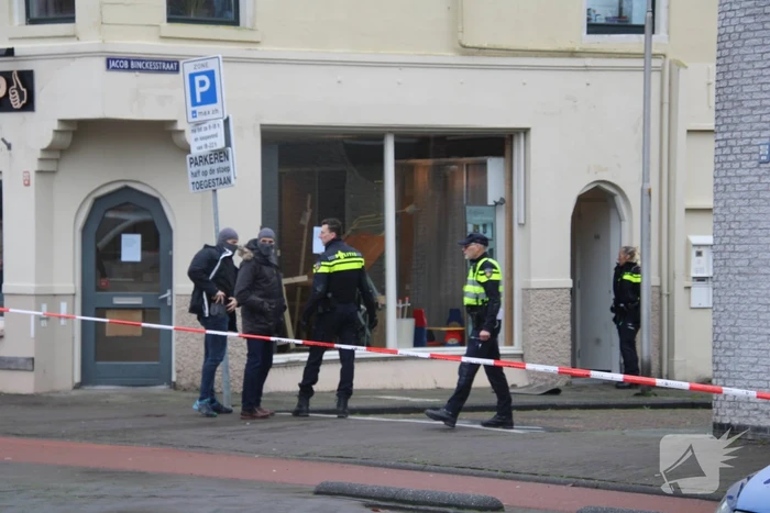 Straat afgezet en grote politie-inzet voor verward persoon