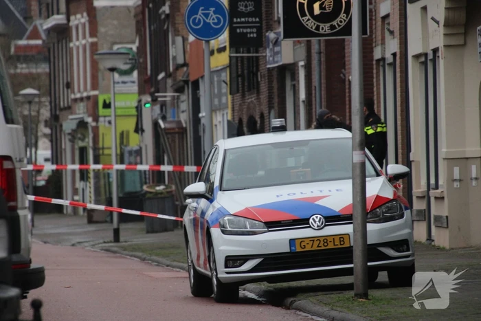 Straat afgezet en grote politie-inzet voor verward persoon