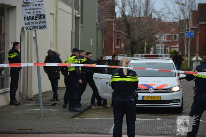 Straat afgezet en grote politie-inzet voor verward persoon