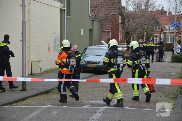 Straat afgezet en grote politie-inzet voor verward persoon