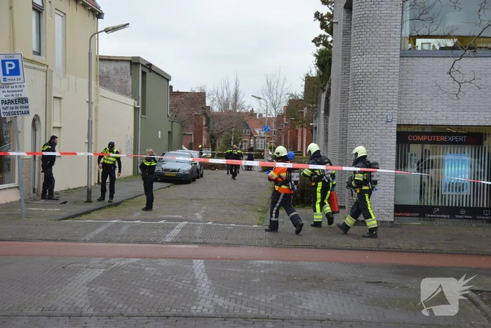 Straat afgezet en grote politie-inzet voor verward persoon