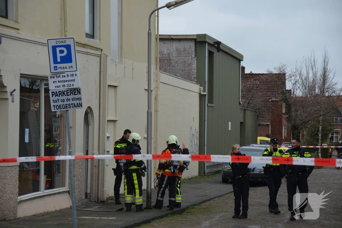 Straat afgezet en grote politie-inzet voor verward persoon