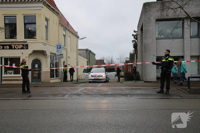 Straat afgezet en grote politie-inzet voor verward persoon