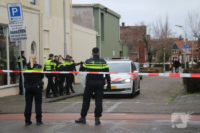 Straat afgezet en grote politie-inzet voor verward persoon