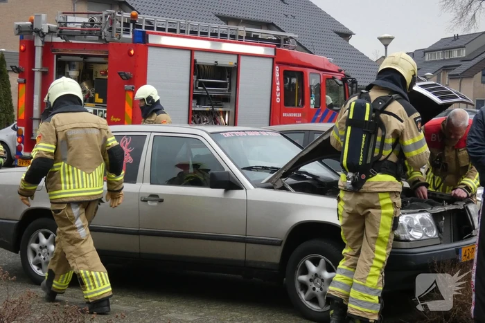 Brandweer controleert auto vanwege mogelijke brand