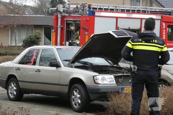 Brandweer controleert auto vanwege mogelijke brand