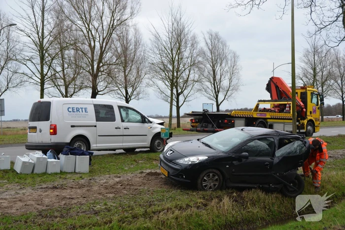 Bestelbus botst op auto met pech