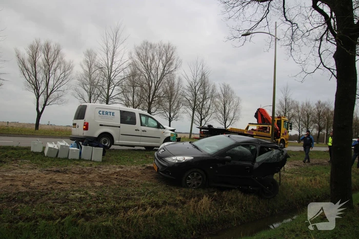 Bestelbus botst op auto met pech