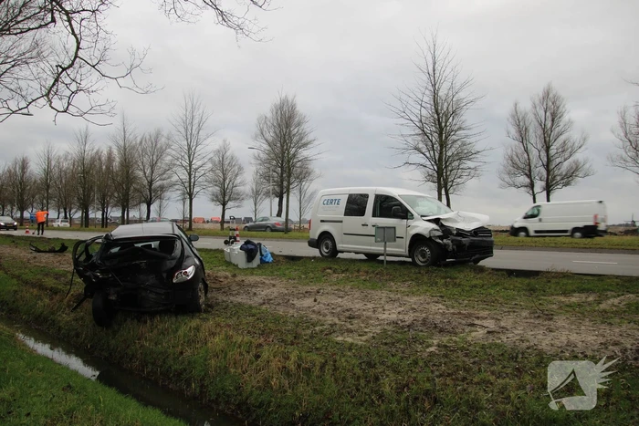 Bestelbus botst op auto met pech