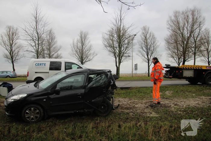 Bestelbus botst op auto met pech