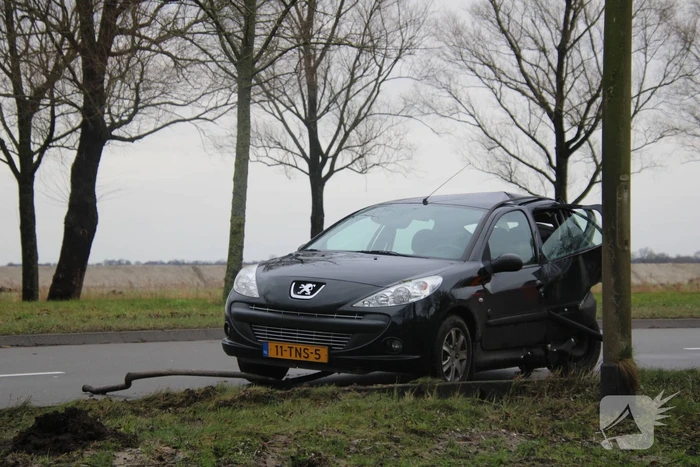 Bestelbus botst op auto met pech