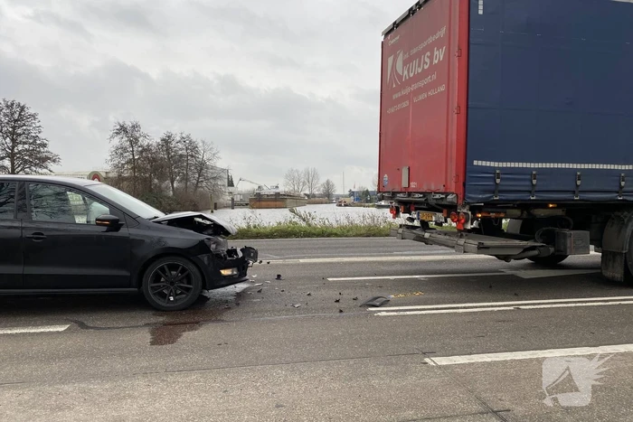 Personenauto botst achterop vrachtwagen