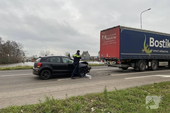 Personenauto botst achterop vrachtwagen