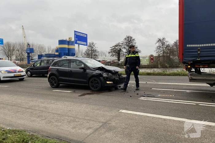 Personenauto botst achterop vrachtwagen