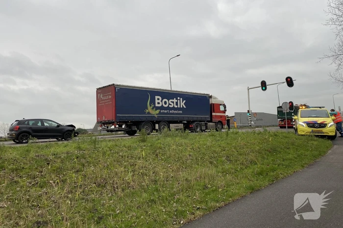 Personenauto botst achterop vrachtwagen